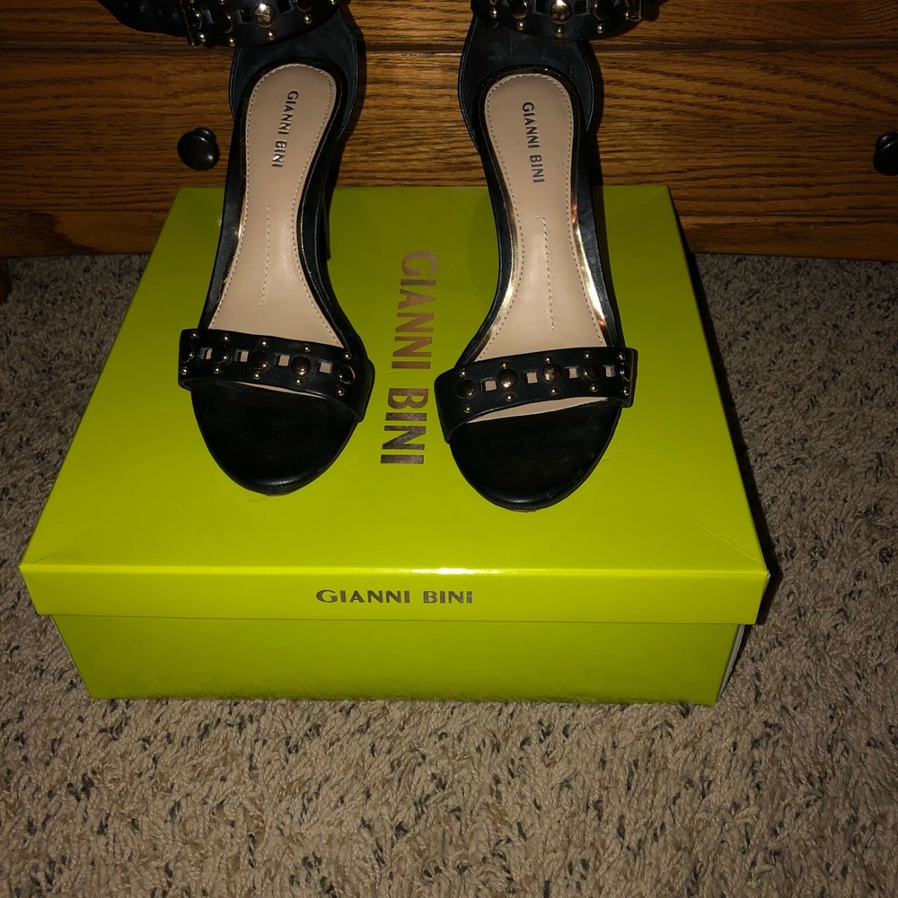 Gianni Bini black heels